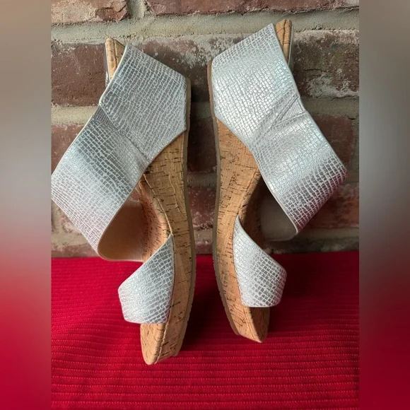 Donald Pliner Gretta Silver Sandal 9M NWOT - Picture 2 of 7